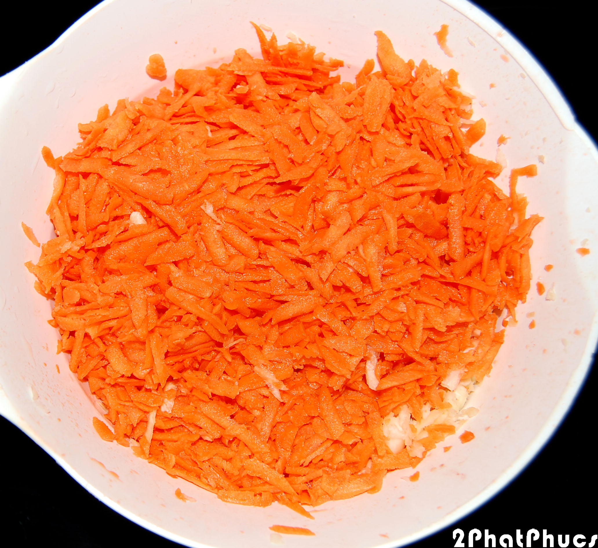 Grated vegetables for Polish fish in Greek style.