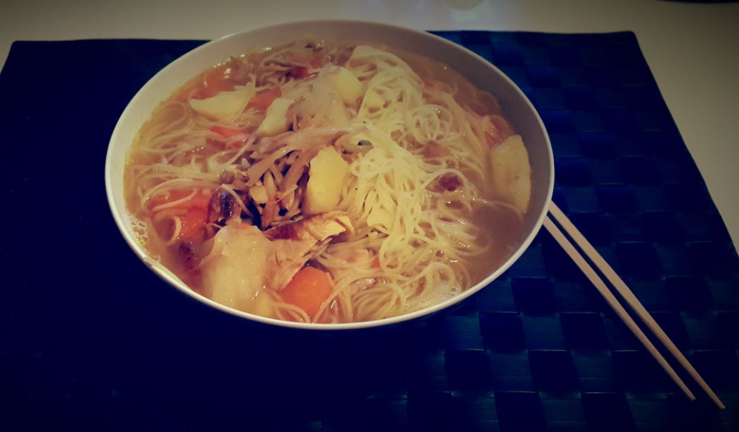 Pho « francisé » (bouillon Pho, navets, carottes, pommes de terre, vermicelles de riz et cailles rôties)