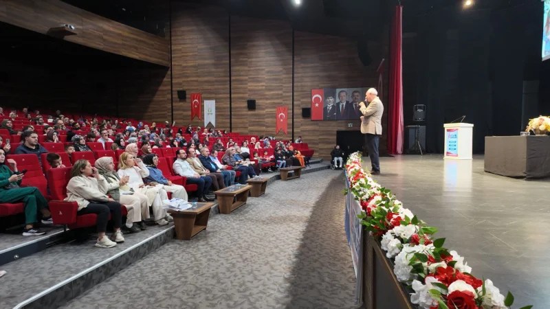 Nurullah Genç, Çayırova Kitap Günleri’nde okurlarıyla buluştu!