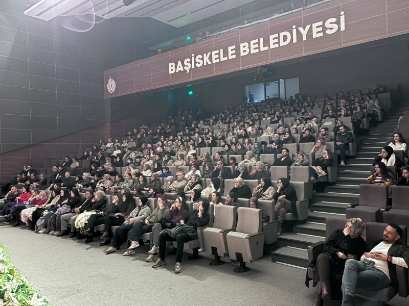 Başiskele’de ‘Kırık Ayna’ Tiyatroseverlerle Buluştu!