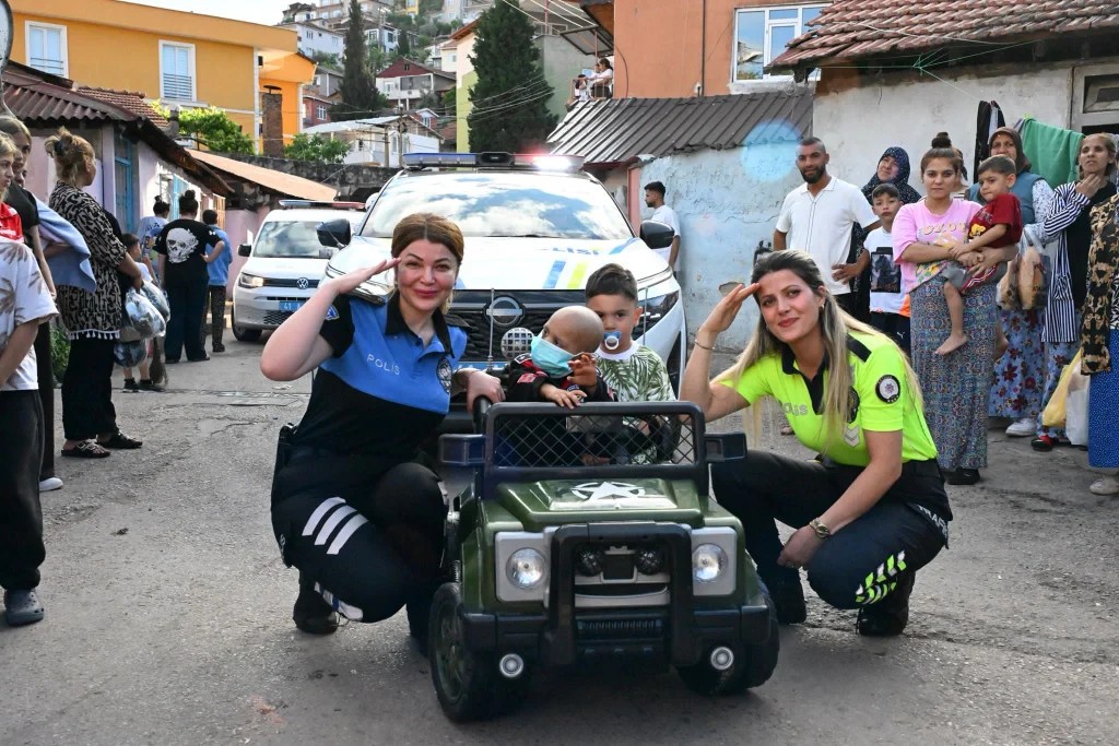 Minik Medine’ye polis abla ve abilerinden bayram sürprizi