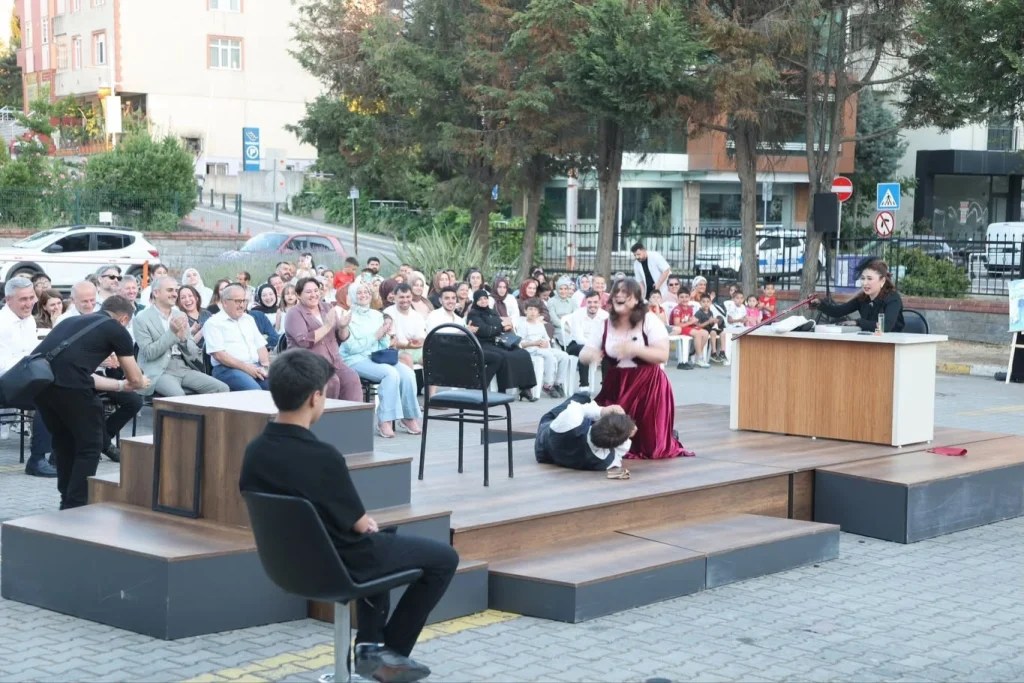 Çayırova'da açık havada tiyatro coşkusu! - 2. görsel
