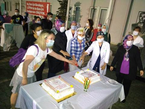 Hastane bahçesinde çifte kutlama