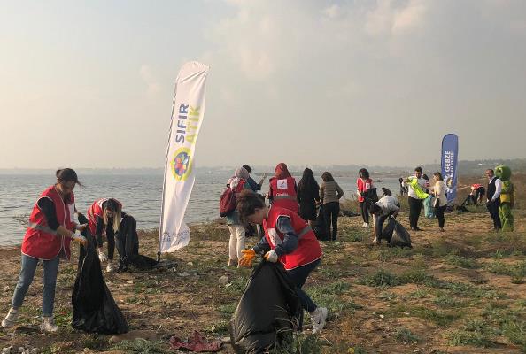 Sahilden 2 ton çöp topladılar
