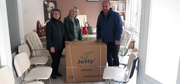Almanya’dan akülü sandalye bağışı