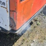 Rauch aus einem Bobcat-Maschinen mit Doosan-Motor