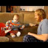 rocksmithでギターを弾く、驚くべき赤ちゃん!