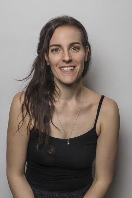 Julia Salome Nauer bildete sich in Schauspiel und Tanz an verschiedenen internationalen Schulen aus wie der Accademia di Danza e Arti Sceniche in Mailand, dem Studio des Arts Vivants in Paris und der Accademy of Dramatic Arts in Los Angeles Sie arbeitet schon seit 2006 als freischaffende Tänzerin und Schauspielerin und hat u.a. an Projekten am Schauspielhaus Zürich, am Tanzhaus Zürich und an der Gessnerallee Zürich mitgewirkt. Ausserdem spielt sie in grösseren und kleineren Filmprojekten mit. Seit 2015 leitet sie die Kompagnie PROTOKOLL 4 und hat schon einige Projekte (abendfüllende und kürzere) mit verschiedenen Mitwirkenden realisiert. Während ihres zweiten Studiums der Germanistik und Philosophie begann sie eigene kürzere Texte zu schreiben und verfolgt dies bis heute, wobei es sich mittlerweile heute vor allem um dramatische Texte handelt. Mit der Projektskizze «Dulce de Leche» ist sie in die engere Auswahl des DRAMENPROZESSORS 20/21 gekommen.