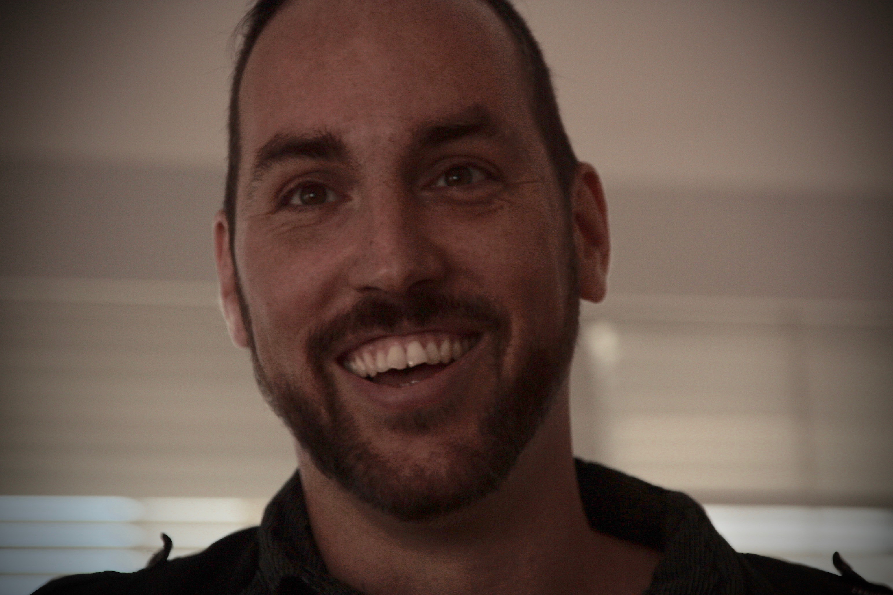 Marco von Moos bildete seine schauspielerischen Fähigkeiten an der Schauspielakademie Zürich aus. Danach stand er in diversen Kurz- und drei Langfilmen vor und hinter der Kamera und konnte einige nationale und internationale Preise für sich gewinnen. 2003 bis 2007 studierte er den Schwerpunkt Theaterpädogik an der PHZH. Neben seiner Arbeit als Theaterpädadoge gründete er eine eigene Theatergruppe, mit der er vielfach eigene Stücke zur Aufführung brachte; nebenbei stand er in anderen Gruppen auch selbst immer wieder auf der Bühne. Mit der Firma SE Media ist er heute hauptsächlich als Regisseur, Filmemacher und VFX-Artist tätig, wo er schon einige Installationen mit der Technik des Projection Mapping realisiert hat. Mit APPology verbindet er in einem Theaterstück seine Regie-, Spiel und Visual-Effect-Design-Fähigkeiten.