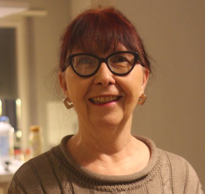 Barbara Bornhauser, Germanistin, arbeitete dreissig Jahre als Deutschlehrerin an der KS Hohe Promenade, wo sie über zwanzig Jahre lang die Kostüme für die Theatergruppe gestaltet und realisiert hat. Zudem hat sie für zahlreiche freie Projekte als Kostümbildnerin gearbeitet, unter anderem für die Produktionen «Helfereitheater», «Der Pfiff aufs Ganze» im sogar Theater, «Wonderland Inn», «Der Fall der Fälle» und sie ist seit 2015 fix als Kostümbildnerin bei PROTOKOLL 4 engagiert.