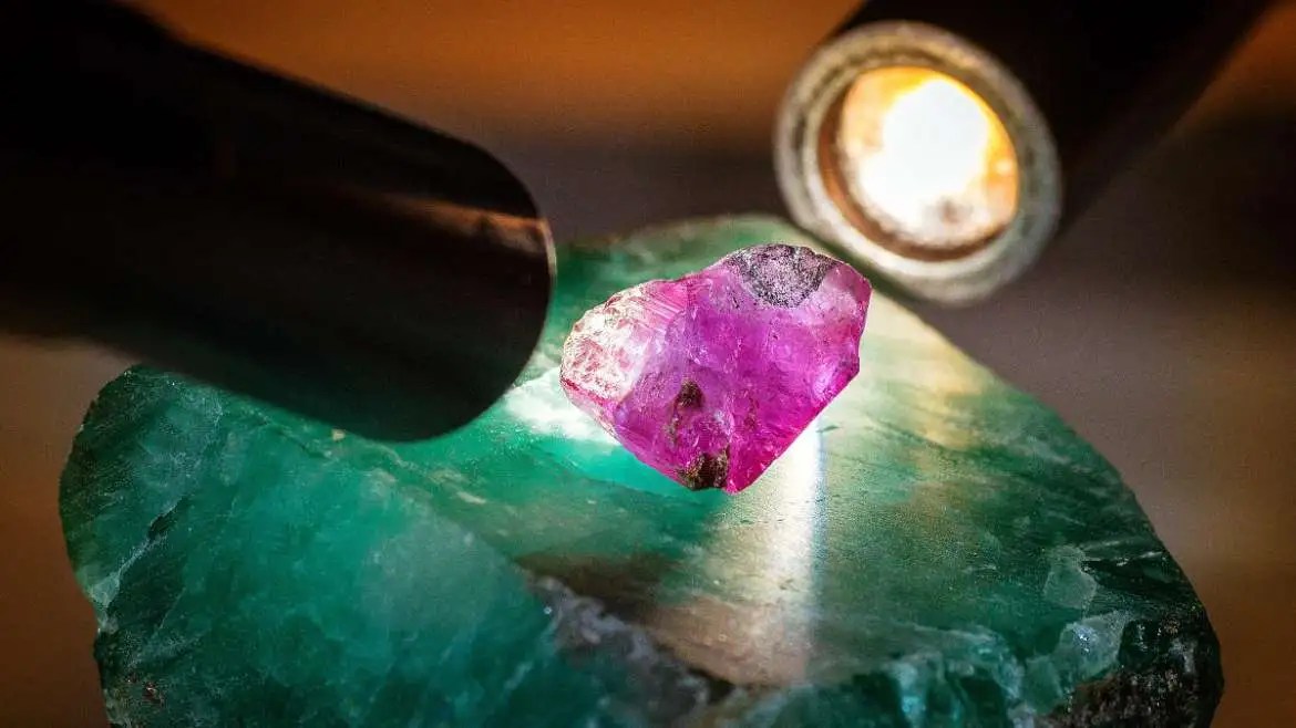 Rough Alexandrite under artificial light. Image source: Byron Gems.