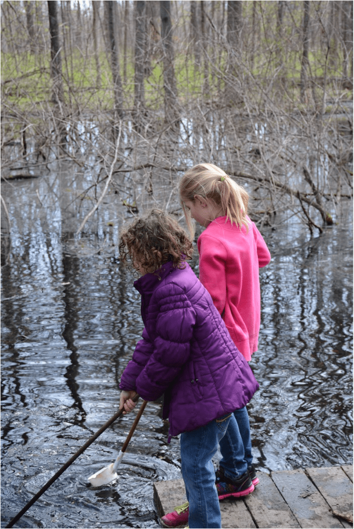 ChildrenDippingforFrogs