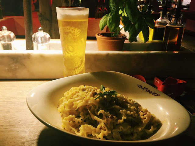 〔台北食記〕信義區VAPIANO義大利餐廳，價位合理、適合小酌的夜景餐廳