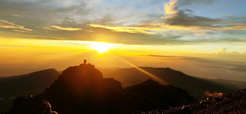 印尼爬山行(3)｜龍目島RINJANI火山三天兩夜登頂行 – 第二天登頂3762M、日出、溫泉、夜宿湖邊
