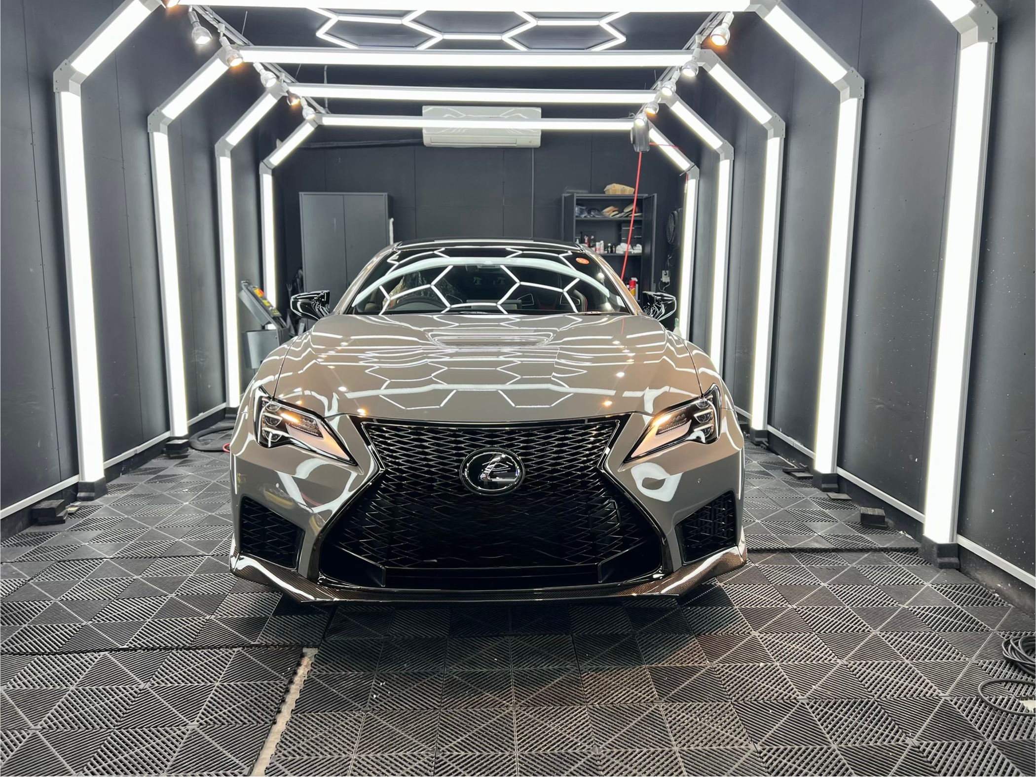 太田でプロテクションフィルム｜レクサスRC F施工実例。箱付積載車で