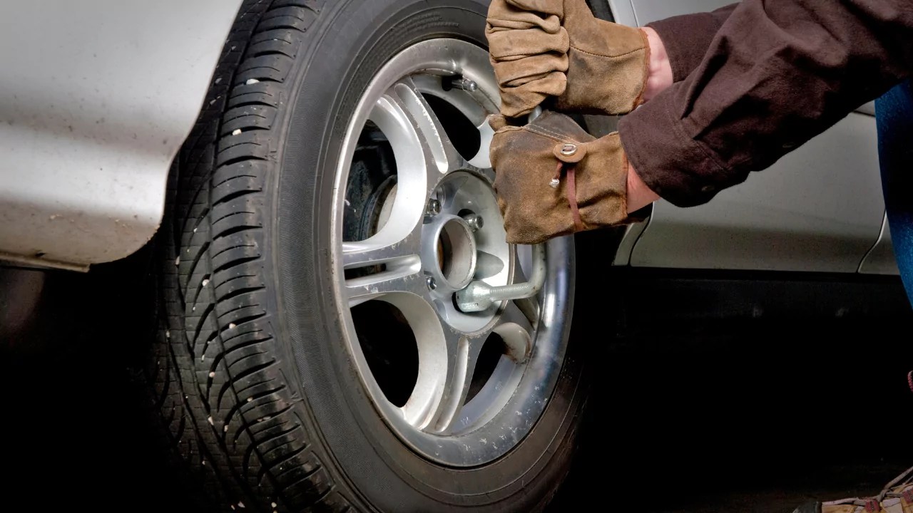 how to remove stripped lug nuts