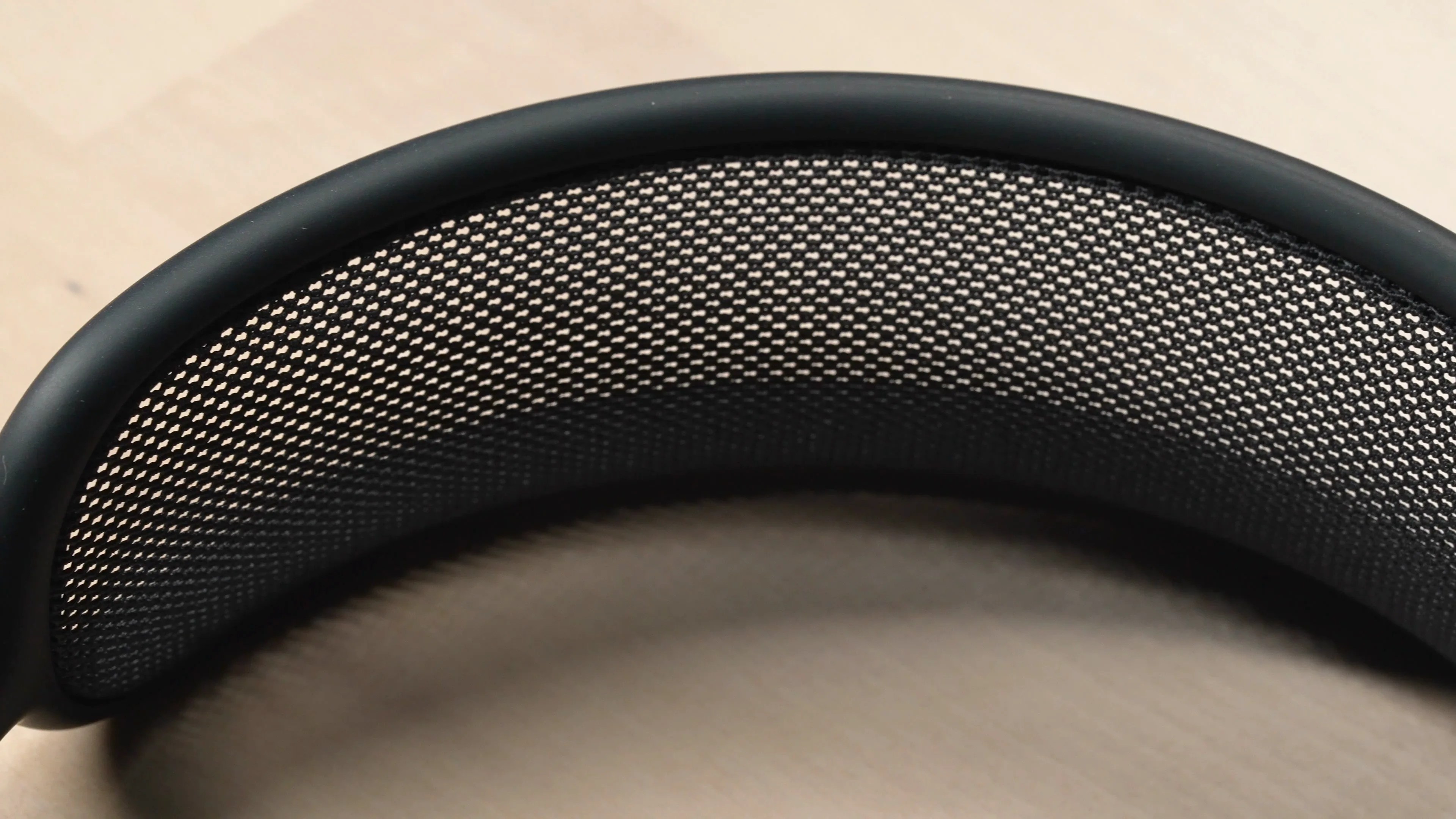 Mesh canopy on the top of the AirPods Max 2 headband