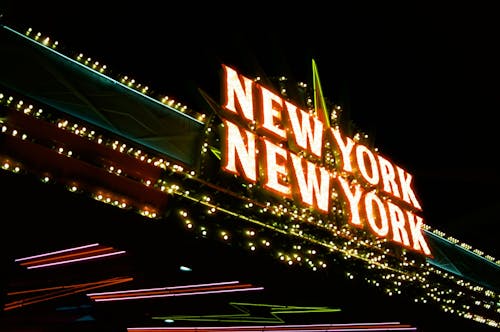 民眾手持體感控制器，對著螢幕進行居家拳擊運動。