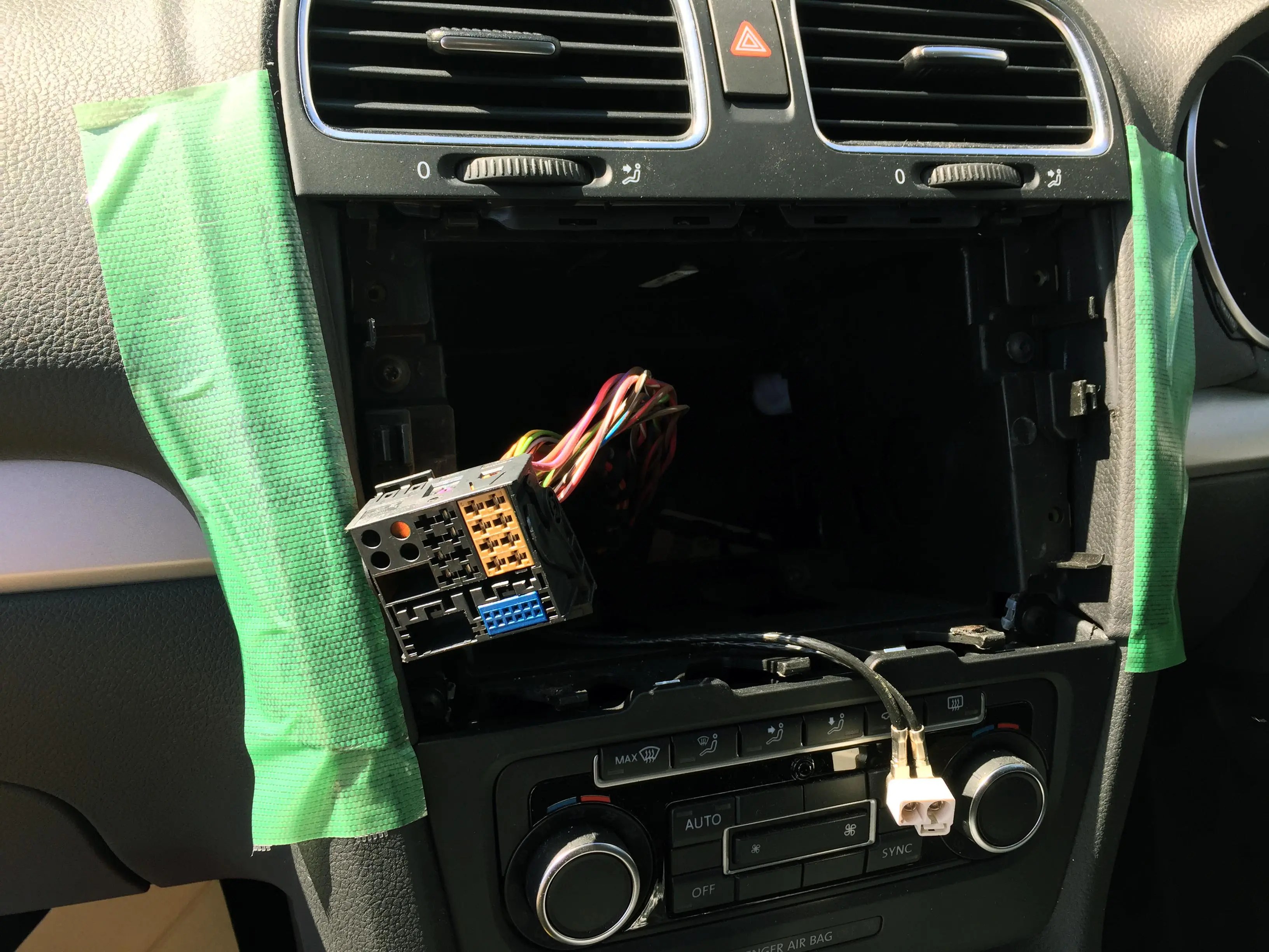 VWゴルフ6ヴァリアントへカーナビETCバックカメラの取り付け – ハヤシ