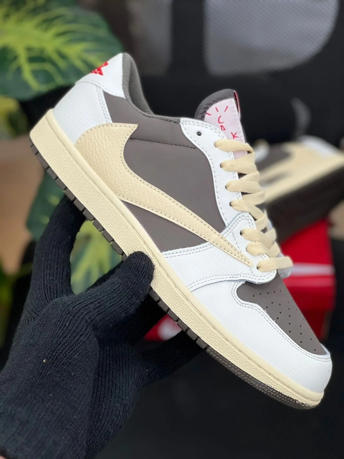 Low Reverse Mocha Sneaker