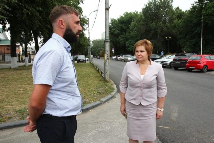 Елена Сорокина проверила ремонт дорог в Рязани Елена Сорокина проверила ремонт дорог в Рязани Глава администрации напомнила: в этом году в городе 57 участков дорог ремонтируют «картами», также проводятся работы в рамках заключённых контрактов.