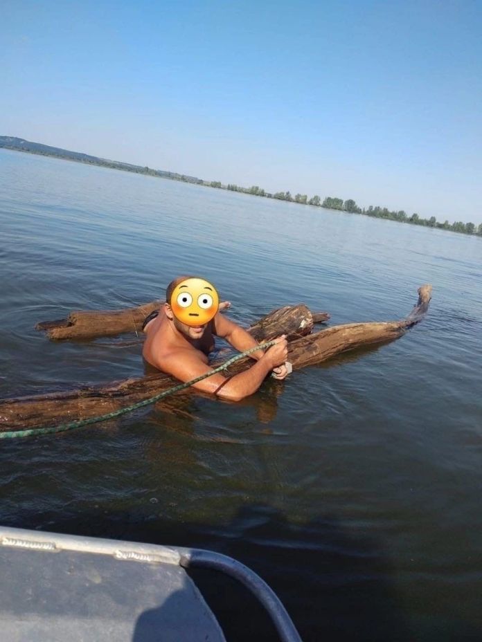 На озере в Рязанской области пришлось спасать шутника на самодельном плоту На озере в Рязанской области пришлось спасать шутника на самодельном плоту Мужчина объяснил свой поступок тем, что собирался разыграть жену, будто он утонул.
