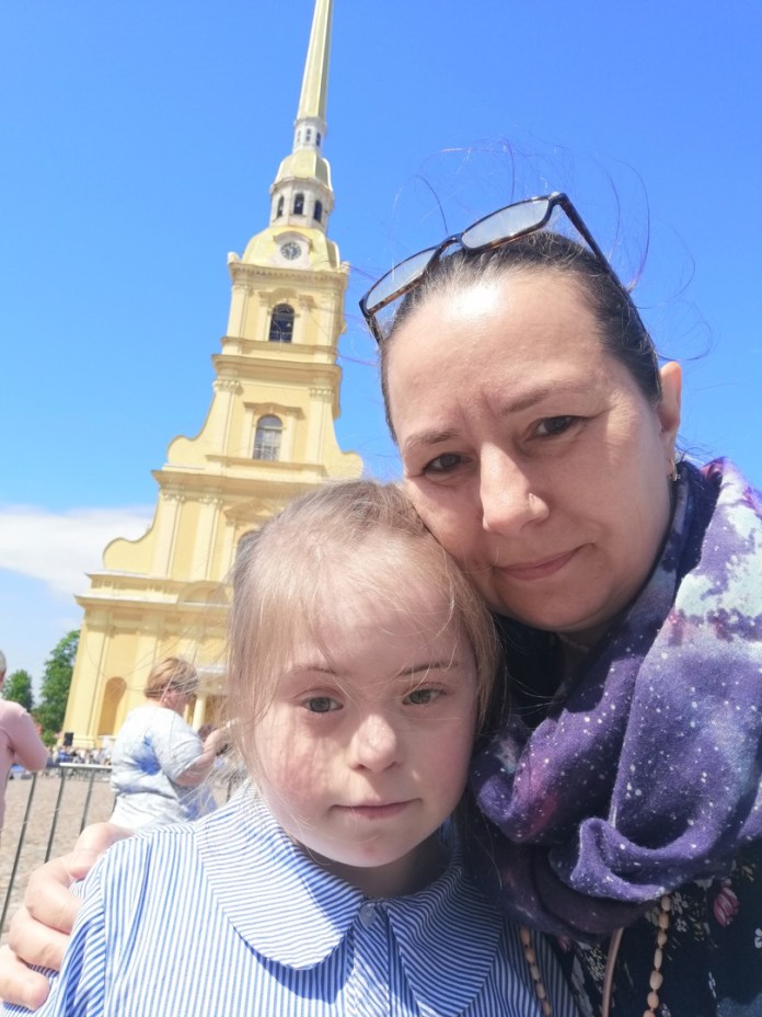 С мамой за партой С мамой за партой Героиня нашей беседы - Ангелина Малистова. Педагог, бывший директор Рязанского лицея №52, а теперь тьютор своей особенной дочки Ани