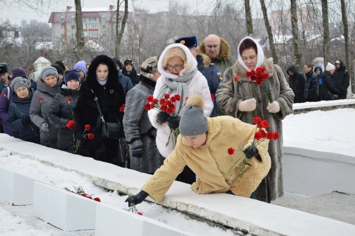 В Рязани открыли памятные плиты погибшим членам экипажа самолёта, разбившегося в 1942 году у Заокского В Рязани открыли памятные плиты погибшим членам экипажа самолёта, разбившегося в 1942 году у Заокского Церемонию приурочили ко Дню Неизвестного солдата.