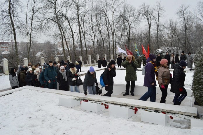 В Рязани открыли памятные плиты погибшим членам экипажа самолёта, разбившегося в 1942 году у Заокского В Рязани открыли памятные плиты погибшим членам экипажа самолёта, разбившегося в 1942 году у Заокского Церемонию приурочили ко Дню Неизвестного солдата.