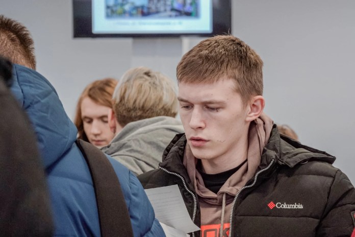 Рязанские инвесторы вышли на прямой контакт с соискателями через ярмарку вакансий Рязанские инвесторы вышли на прямой контакт с соискателями через ярмарку вакансий 20 декабря в Центре занятости населения Рязанской области состоялась общегородская ярмарка вакансий, на которой представили свободные рабочие места предприятия приоритетных отраслей экономики и инвестиционные компании региона. Участие представителей кадровых служб инвесторов, в том числе резидентов индустриального (промышленного) парка «Рязанский», в ярмарке вакансий министерства труда и соцзащиты – новый элемент системы подбора кадров для инвестпроектов, к разработке которой регион приступил летом этого года по поручению заместителя председателя областного правительства Артема Никитина.