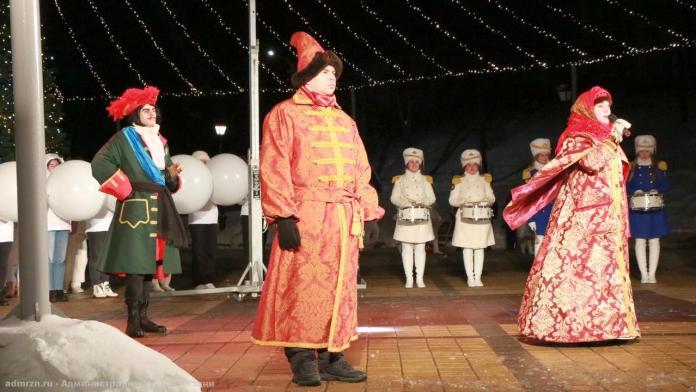 В Рязани стартовали новогодние мероприятия В Рязани стартовали новогодние мероприятия На Лыбедском бульваре перед рязанцами выступили главные герои новогодних праздников и представили программу предстоящих торжеств.