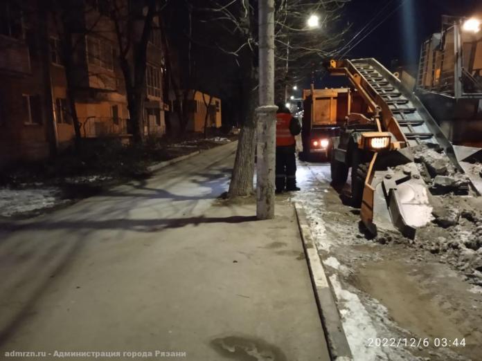Коммунальные службы обработали тротуары в Рязани от наледи Коммунальные службы обработали тротуары в Рязани от наледи С трёх городских улиц вывозили снег.