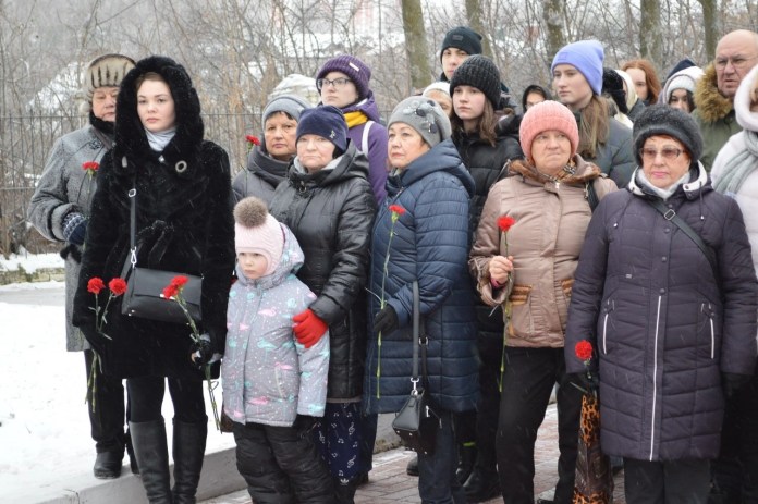 В Рязани открыли памятные плиты погибшим членам экипажа самолёта, разбившегося в 1942 году у Заокского В Рязани открыли памятные плиты погибшим членам экипажа самолёта, разбившегося в 1942 году у Заокского Церемонию приурочили ко Дню Неизвестного солдата.