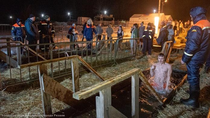 Традиционные Крещенские купания состоялись в Рязани на Ореховом озере Традиционные Крещенские купания состоялись в Рязани на Ореховом озере Чин великого освящения воды провёл митрополит Рязанский и Михайловский Марк.