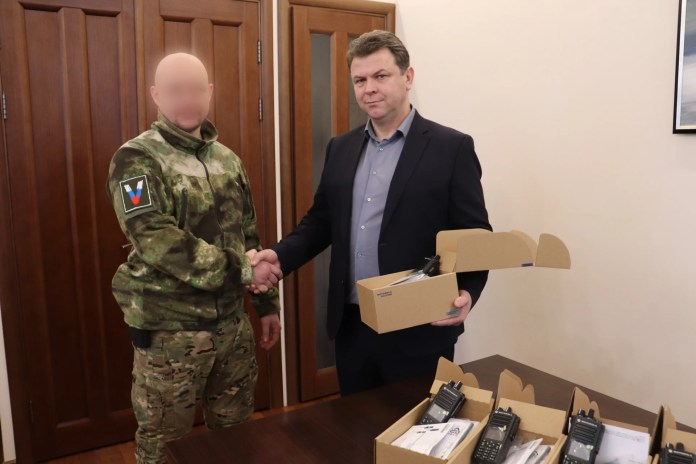 Рязанцы передали 137-му десантному полку рации на 400 тысяч рублей Рязанцы передали 137-му десантному полку рации на 400 тысяч рублей Технику для бойцов передали директор благотворительного фонда «Форпост» Александр Просин и председатель общественной палаты Наталья Гришина.