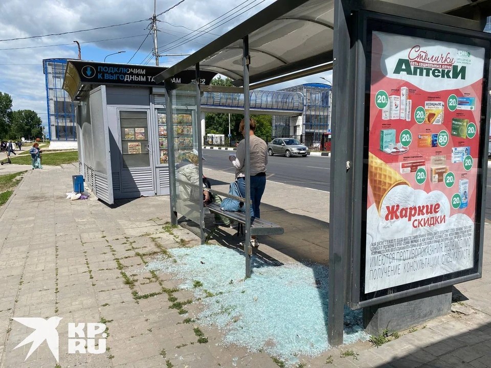 Неизвестные разбили остановочный павильон на Московском шоссе Рязани