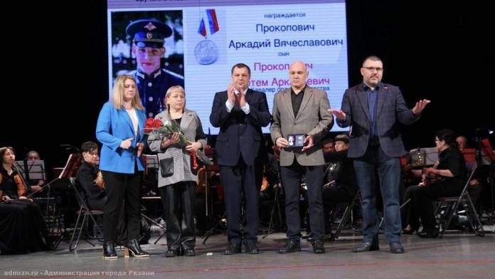 В Рязани подвели итоги социально-патриотической акции «Нашим» В Рязани подвели итоги социально-патриотической акции «Нашим» На протяжении акции дети и родители приняли добровольное участие в благотворительном марафоне по сбору гуманитарной помощи для участников СВО
