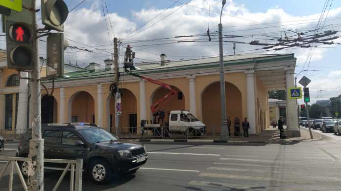 На улице Ленина в Рязани ремонтируют провода, движение останавливают На улице Ленина в Рязани ремонтируют провода, движение останавливают Работники используют автовышки, которые стоят на дороге. Из-за этого движение транспорта временно останавливается.
