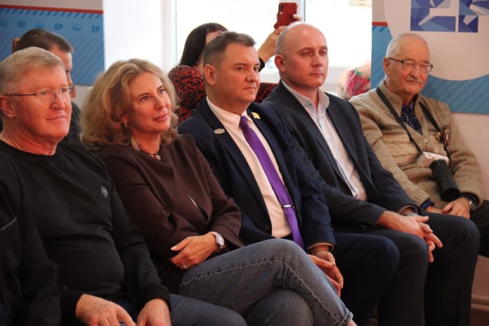 В Штабе общественной поддержки «Единой России» в Рязани прошёл День Чучковского района В Штабе общественной поддержки «Единой России» в Рязани прошёл День Чучковского района Лучшие творческие коллективы Чучковского района подарили гостям прекрасное настроение и исполнили всеми любимые песни про Россию, Родину, дружбу и любовь.