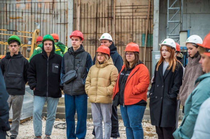 На стройплощадке «Зелёного сада» прошла экскурсия для студентов технологического колледжа На стройплощадке «Зелёного сада» прошла экскурсия для студентов технологического колледжа Третьекурсники, обучающиеся по специальности «строительство и эксплуатация зданий и сооружений», побывали на объекте «Еврокласс-4».