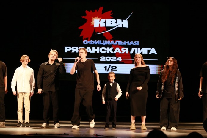 На полуфинале КВН в Рязани противостояли осенней хандре медики, юристы, квадроберы и звёзды кино На полуфинале КВН в Рязани противостояли осенней хандре медики, юристы, квадроберы и звёзды кино Полуфинал КВН собрал сотни любителей игры, задорные группы поддержки и яркие команды.