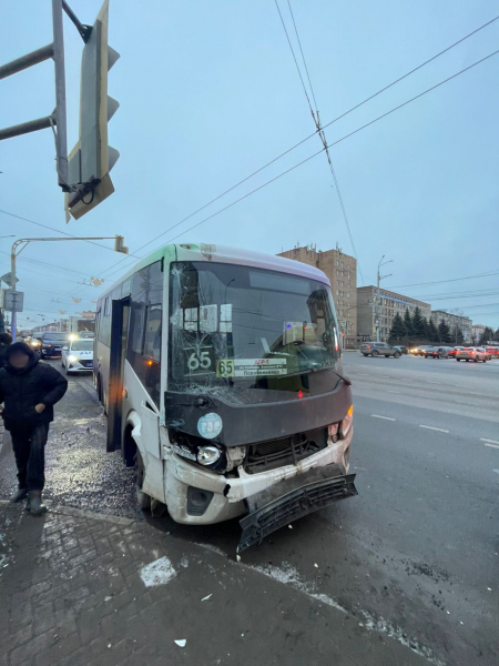 Два человека пострадали в столкновении маршрутки и «Газели» в центре Рязани ДТП случилось 16 января в 15:30 у дома № 25 на Первомайском проспекте.