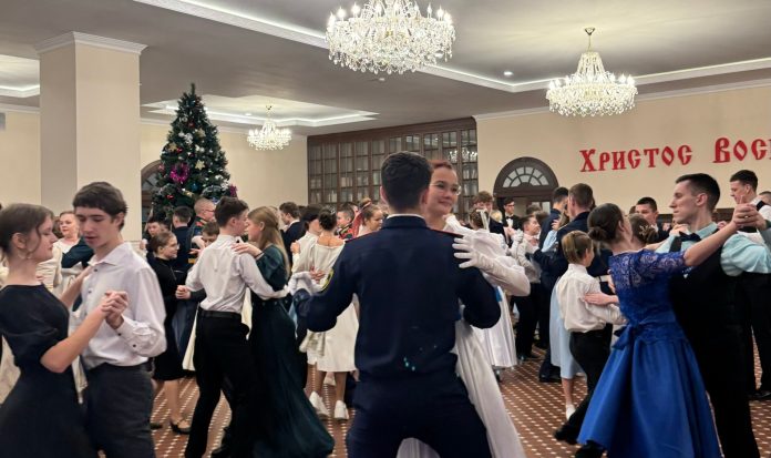 В рождественском балу в Рязани приняли участие 60 пар В рождественском балу в Рязани приняли участие 60 пар Бал объединил 120 юношей и девушек.