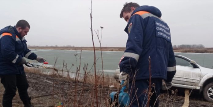 В Рязани автомобиль сполз по грязи к берегу реки В Рязани автомобиль сполз по грязи к берегу реки Машина могла упасть в воду.