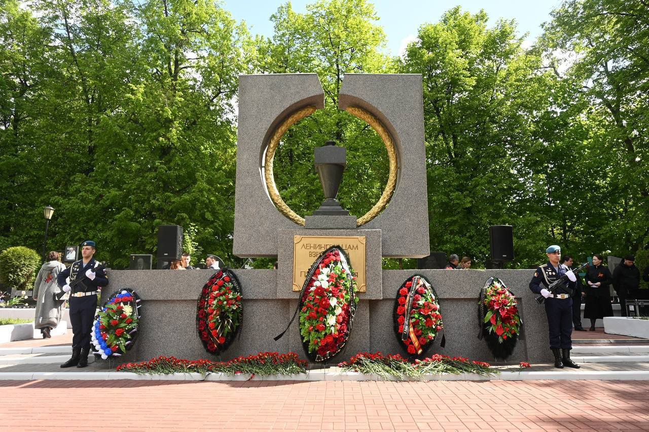 На Скорбященском мемориальном комплексе прошла памятная церемония Участники акции памяти прошли по аллее Славы к Вечному огню, где состоялась панихида по воинам, погибшим в годы Великой Отечественной войны. Собравшиеся почтили память павших минутой молчания.