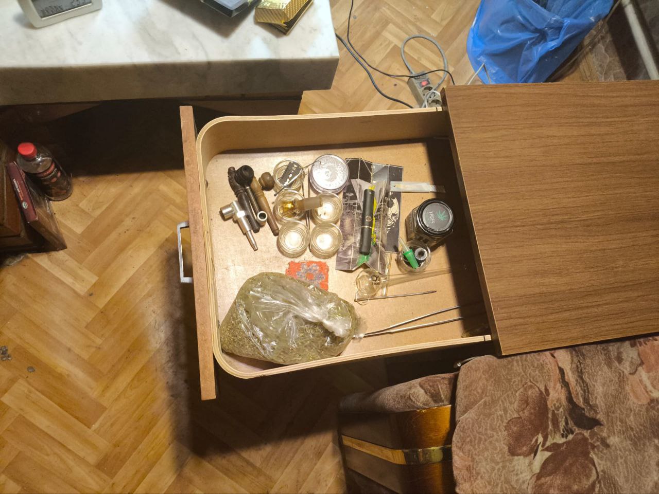 Марихуану и галлюциногенные грибы изъяли у жителя Рязанской области Вместе со спецназом сотрудники правопорядка задержали подозреваемого мужчину на выходе из дома. В его доме в техническом отсеке печки и в тумбочке нашли пакеты с высушенными фрагментами растений.