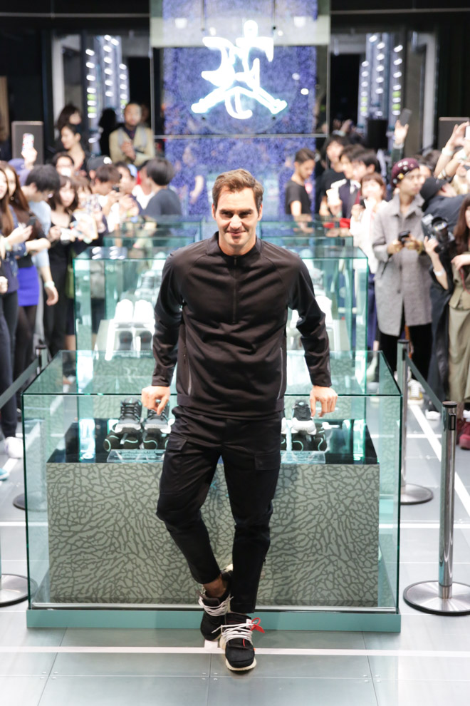 ロジャー・フェデラー オフホワイト x ナイキ エア プレストを履く ロジャー・フェデラー オフホワイト x ナイキ エア プレストを履く