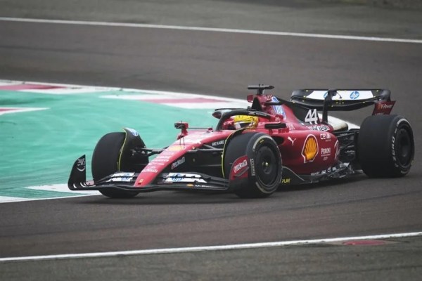 Lewis Hamilton choca su Ferrari durante pruebas en Barcelona