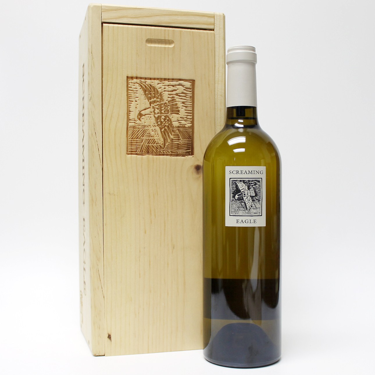 La Marca del vino:  Botella de sauvignon blanc eagle gritando junto a su caja