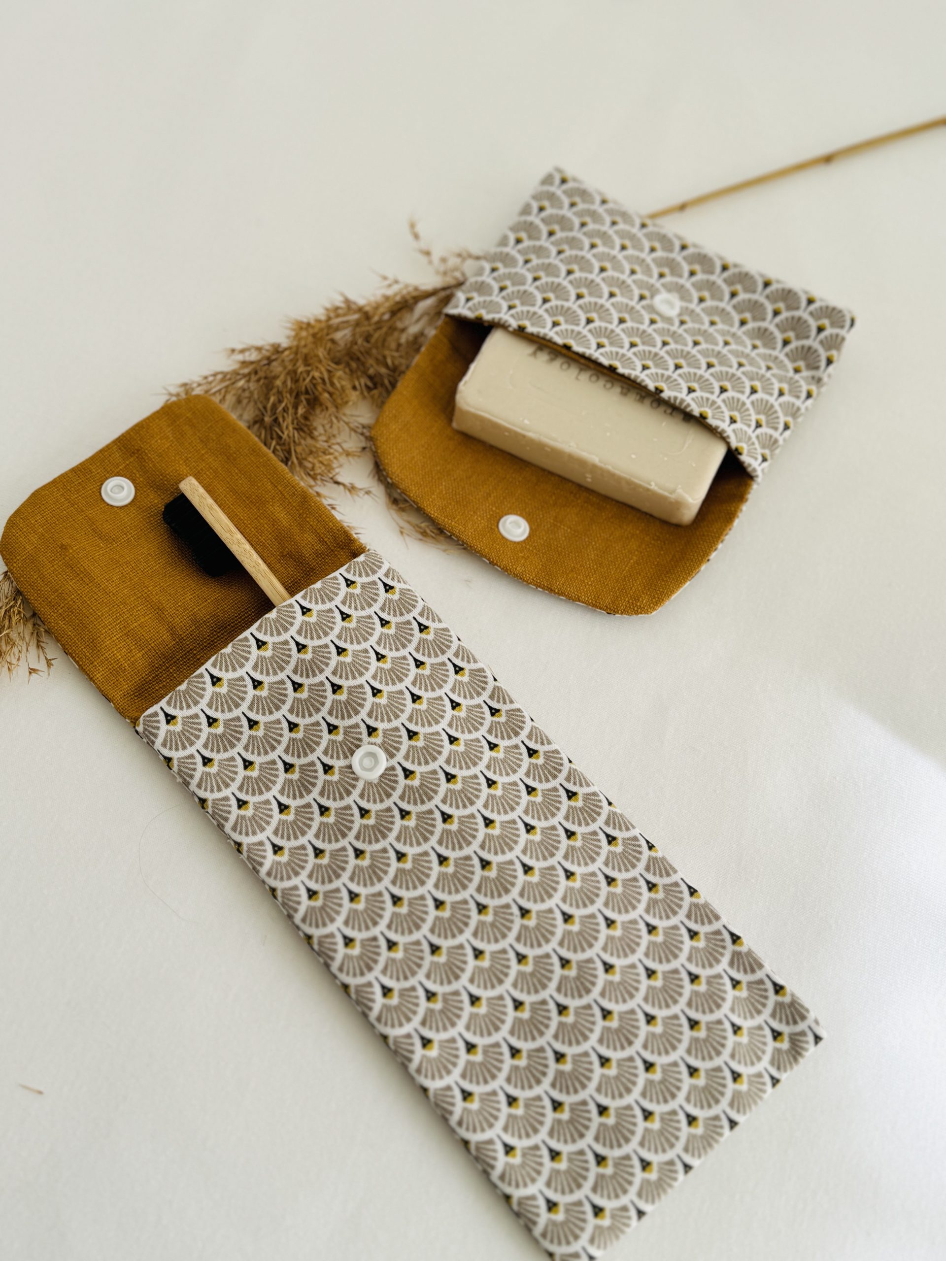 Accessoires Maternité Fait Main – Porte-Savon & Brosse à Dents